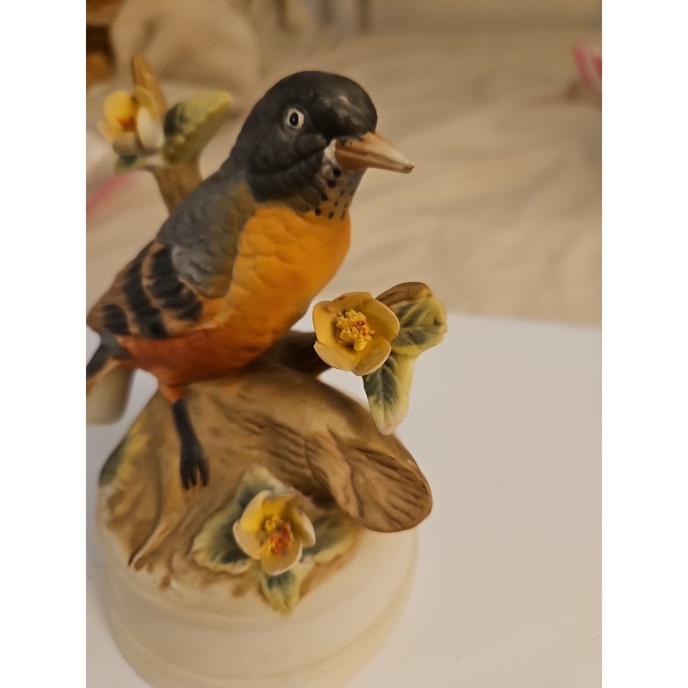 Vintage Milano Porcelain Bird Music Box /‎ Robin on a Branch / Eda Mann (466) - Picture 2 of 7